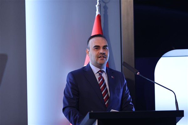 Bakan Kacır’a fahri doktora unvanı verdi