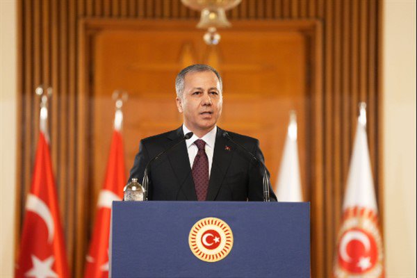 Bakan Yerlikaya, şehit Teğmen Fikret Dinçer’in ailesini ziyaret etti<