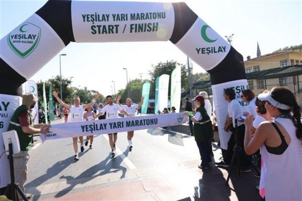 Yeşilay Yarı Maratonu, İstanbul’un tarihi rotalarında gerçekleştirildi<