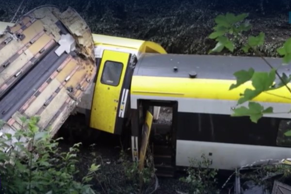 Almanya'da tren kazasında en az 3 ölü 50 yaralı<