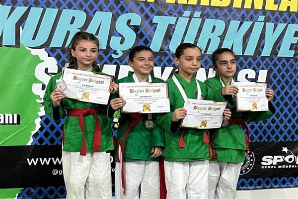 Minikler Kuraş Türkiye Şampiyonası'nda Hakkarili sporcular başarı elde etti<