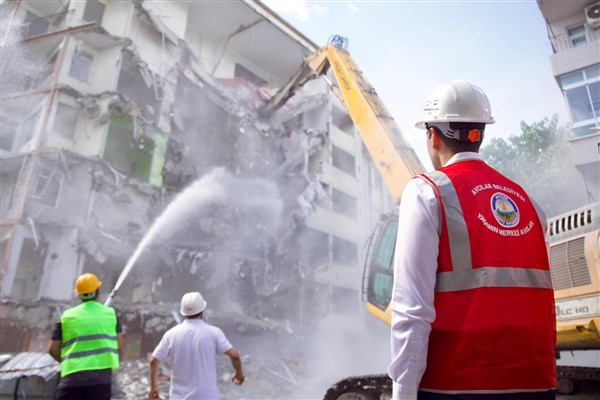 Avcılar’da metruk binaların yıkımına başlandı<