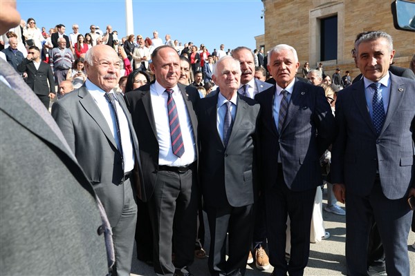 Başkan Şahin, partililerle birlikte Anıtkabir’i ziyaret etti