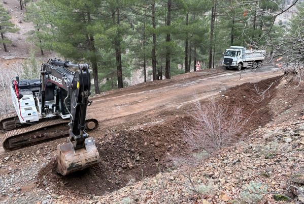 Büyükşehir, Yahyalı'da sel ve heyelan sonucu kapanan yolları açtı<