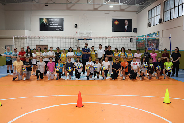  Haliliye’de çocuk ve gençlere yönelik voleybol kursları sürüyor