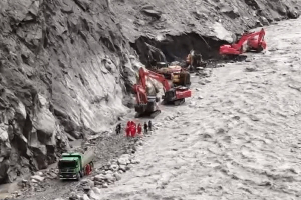 Xizang’da heyelanda hayatını kaybedenleri anma töreni düzenlendi<