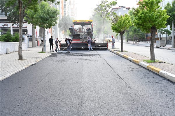 Isparta Belediyesi'nden asfalt çalışması<