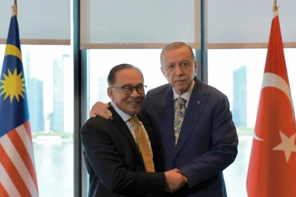 Erdoğan’dan Malezya Başbakanı İbrahim’e: “Sabiha Gökçen’deki operasyonları genişletelim”