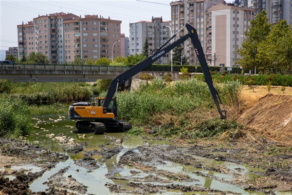 Bursa Büyükşehir Belediyesi'nden Ayvalı Dere’de temizlik ve ıslah çalışması 