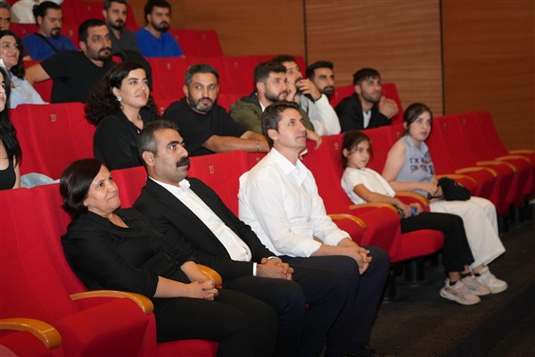 Eşbaşkan Hatun, Jeanne d’Arc’ın Öteki Ölümü oyununu izledi <