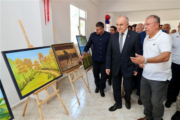 Vali Erol, “Anlamlı Renkler” sergisinin açılışına katıldı<