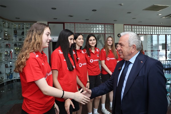 Başkan Özdemir, U16 Kız Milli Voleybol Takımı ile bir araya geldi<
