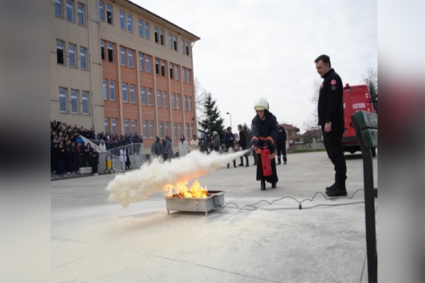 Düzce itfaiye ekiplerinden okullarda yangın güvenliği eğitimi 