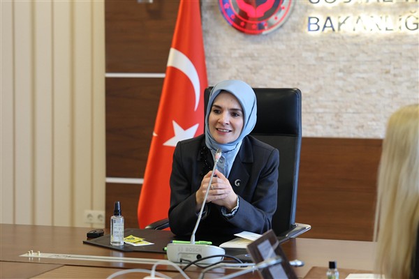 Bakan Göktaş, üniversite öğrencilerinin bitirme projesine destek verdi 