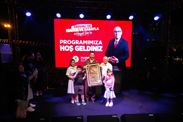 Erdemli’de Sinan Akçıl konseri düzenlendi
