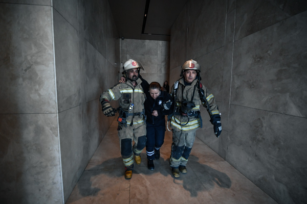 İzmir İtfaiyesinden 47 katlı binada tatbikat<