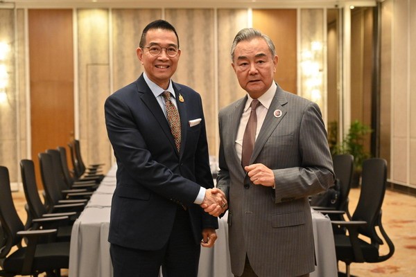 Wang Yi Taylandlı mevkidaşı ile bir araya geldi<