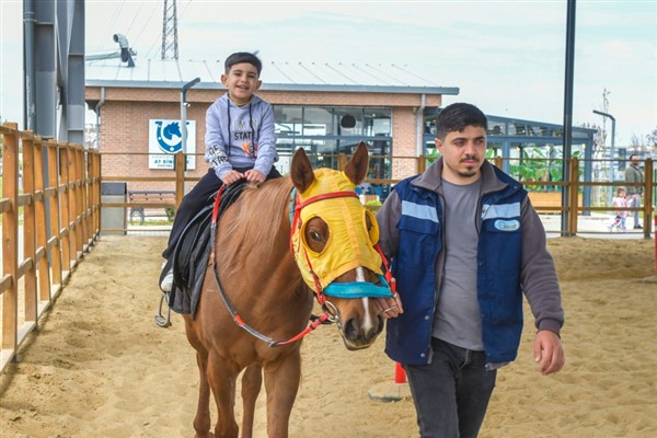 Esenyurt'ta çocuklar At Çiftliği Tesisi’ni gezdi