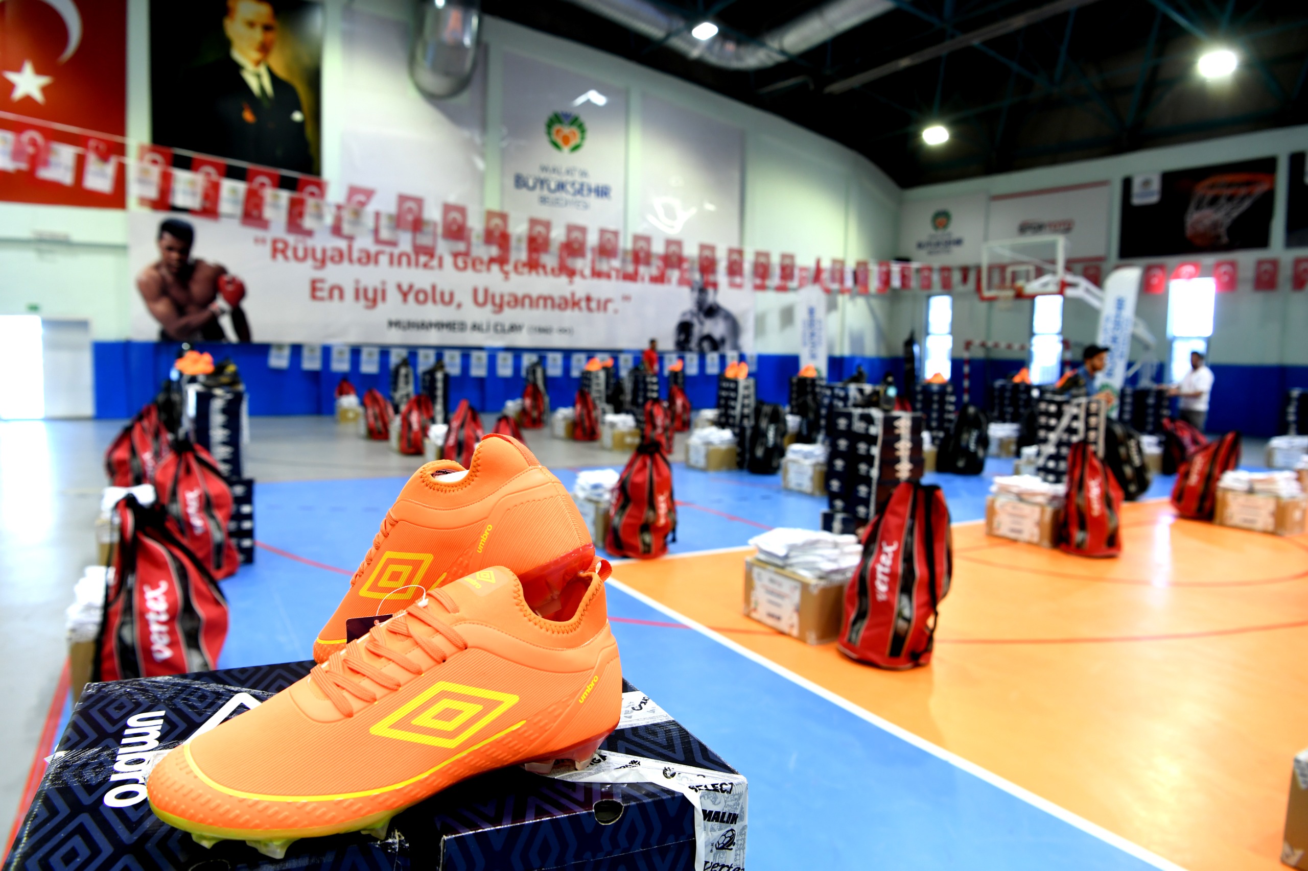 Malatya'da amatör spor kulüplerine 10 milyon TL değerinde spor malzemesi desteği <