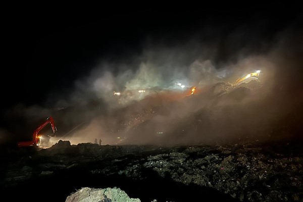 Çiğli’de yerleşim yerlerine ulaşan yangın kontrol altında