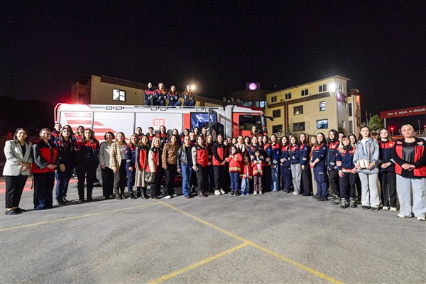 Öznur Tugay, kadın şoförlerle buluştu<