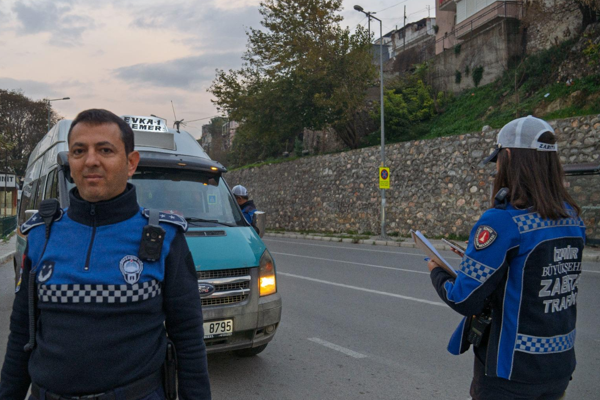 İzmir’de zabıta ekiplerinden dronlu takip 