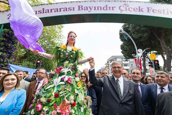 Başkan Tugay, 26. Uluslararası Bayındır Çiçek Festivali’ne katıldı