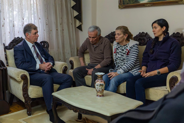 Başkan Tugay, şehit Bolat'ın ailesini ziyaret etti<