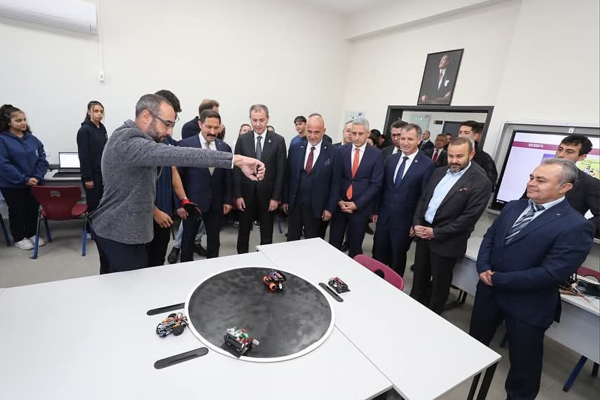 Defne Anadolu Lisesi’nde yeni laboratuvar hizmete girdi