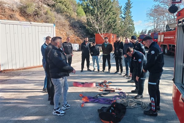 Muğla İtfaiyesi'nden baca temizlik personeline eğitim<