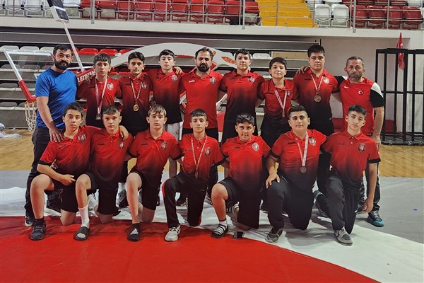 Çorum Belediyesi Spor Kulübü Güreş Takımı'ndan madalya<