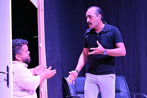 Kumluca’da “Borazan TV” oyunu sahnelendi