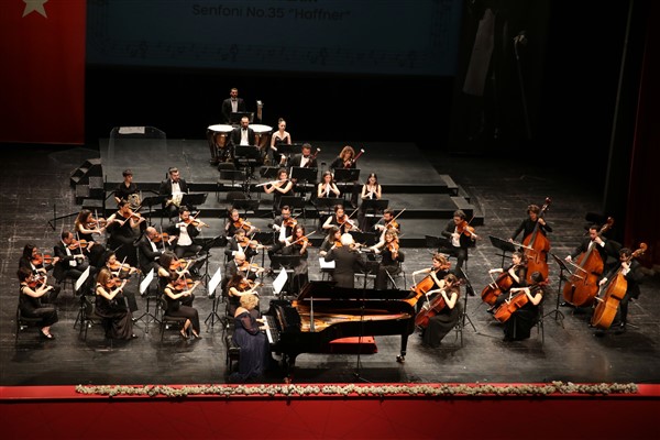 Ünlü piyanist Gülsin Onay, Eskişehir Senfoni Orkestrası ile konser verdi