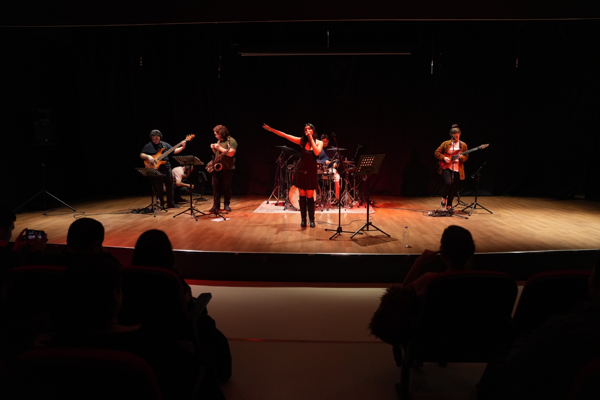 Uğur Mumcu Kültür Merkezi’nde Grup Flakes konseri gerçekleşti