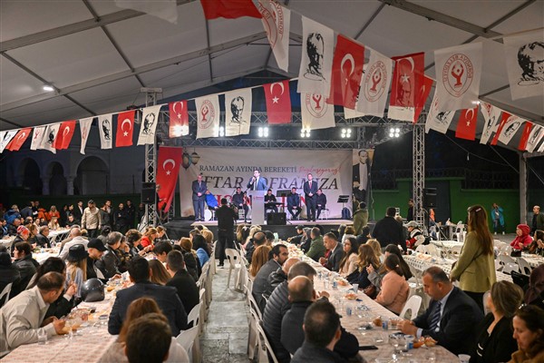 Bornova Belediyesi, Cumhuriyet Meydanı'nda iftar düzenledi<