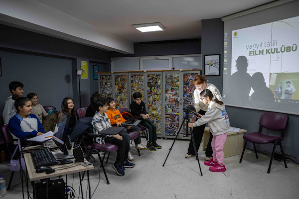 Bornova’da çocuklar film yapım süreçlerini öğreniyor<