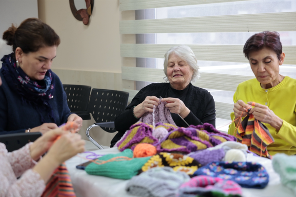 Konak'ta yapılan örgü işleri, çocuklara gönderiliyor
