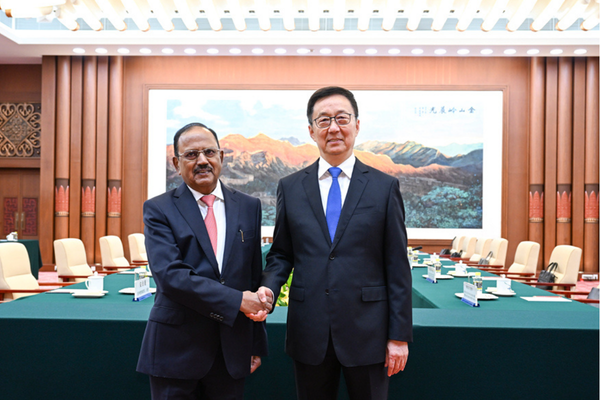 Çin Cumhurbaşkanı Yardımcısı Han Zheng, Ajit Doval ile görüştü<