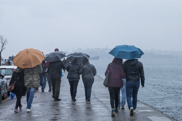İstanbul’da sıcaklıklar düşüyor: Kuzey ilçelerine kuvvetli sağanak uyarısı