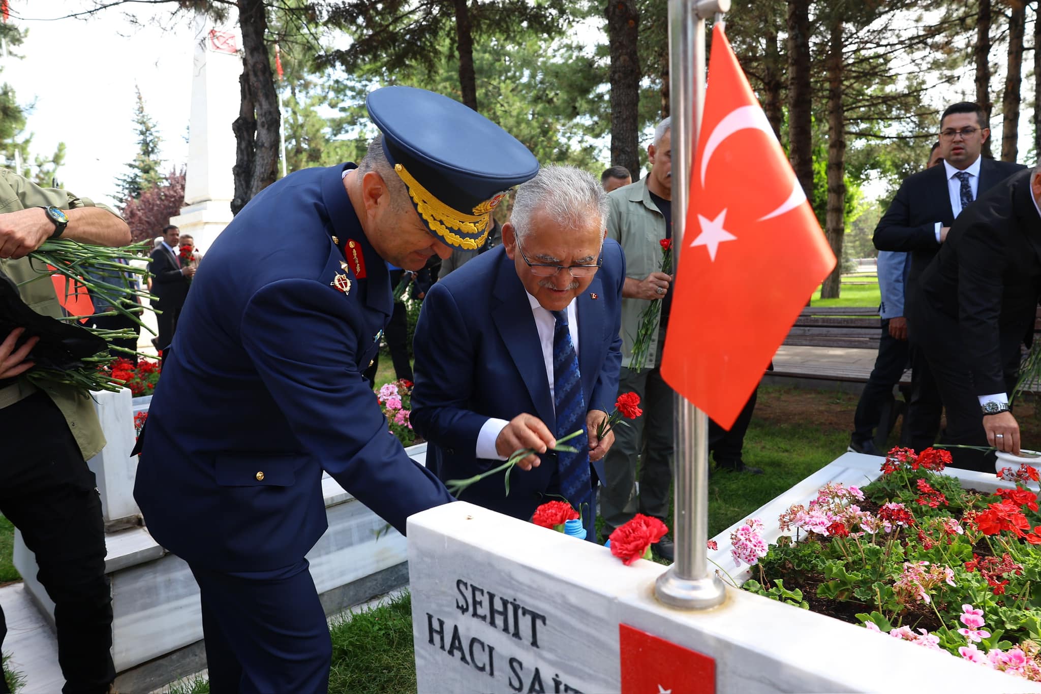 Başkan Büyükkılıç'tan şehitlik ziyareti<