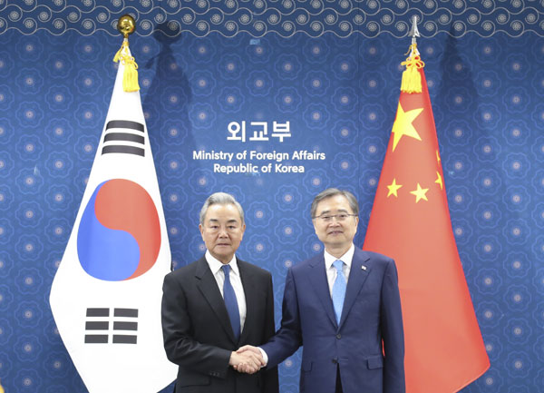 Wang Yi, Güney Kore Dışişleri Bakanı Cho Hyun ile görüştü<