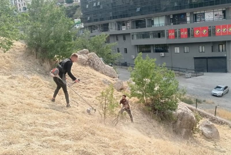 Şırnak’ta mezarlıklarda bakım ve temizlik çalışmaları sürüyor<