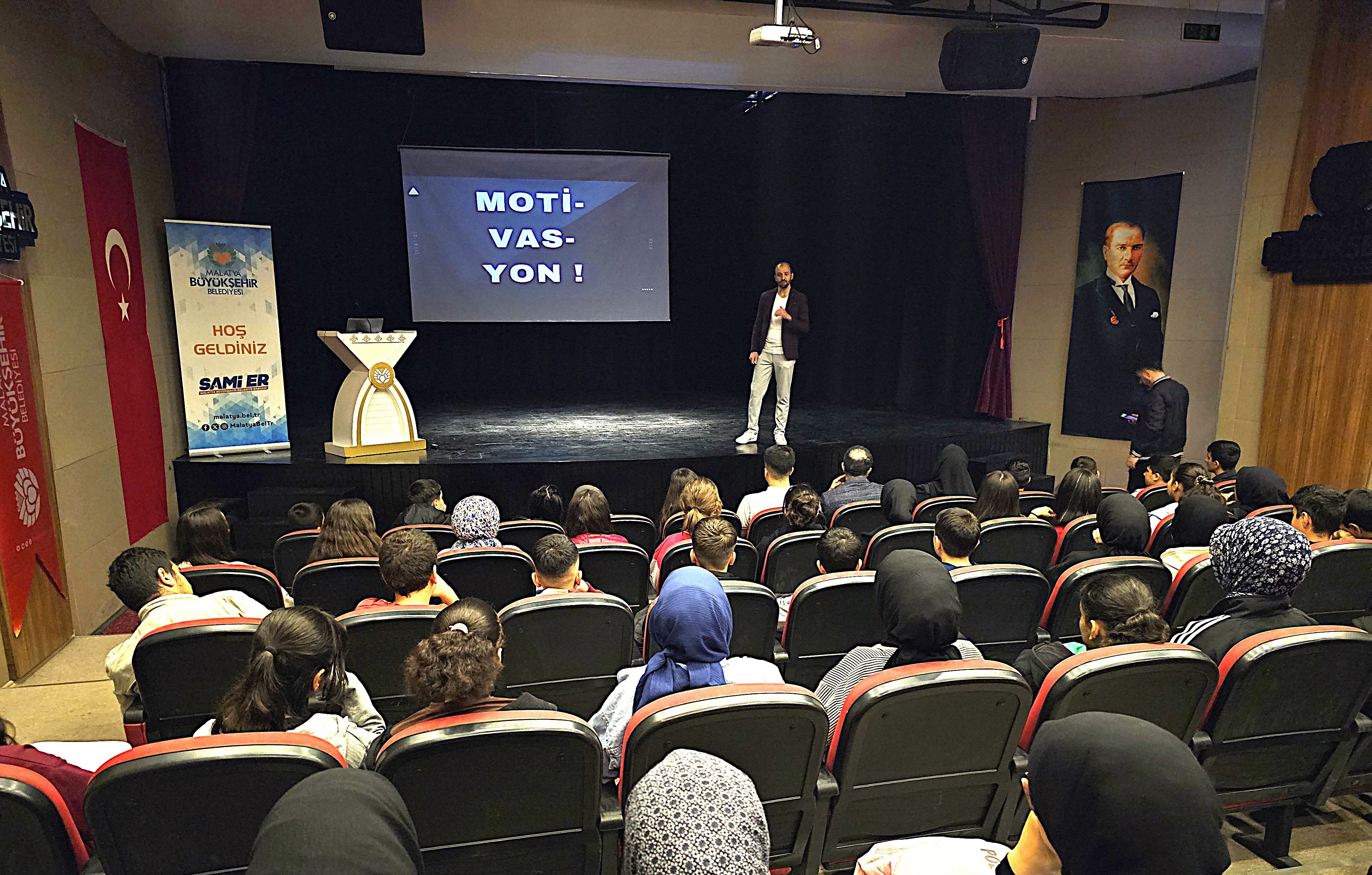 Malatya Büyükşehir Belediyesi'nden öğrencilere motivasyon semineri