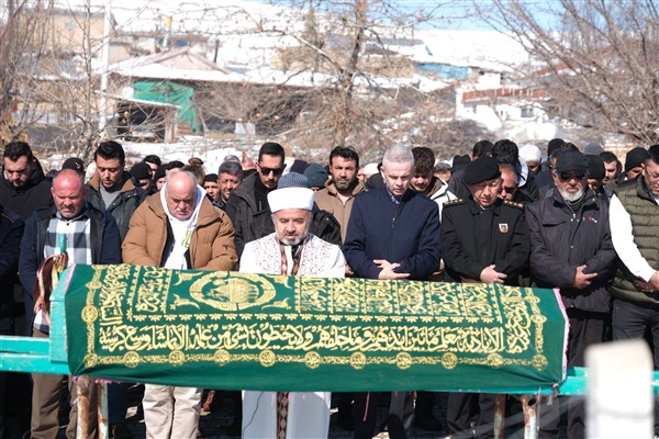 Karaman Valisi Çiçekli, şehit Ahmet Yılmaz’ın annesinin cenaze namazına katıldı