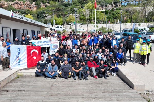 Konyaaltı Sahili’nde deniz dibi ve kıyı temizliği yapıldı<