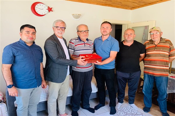 İzmit Belediyesi, Kıbrıs Gazisi Demir'i ziyaret etti
