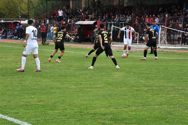 Siverek Belediyespor, kendi sahasında Kocasinan Şimşekspor’u 2-0 mağlup etti<