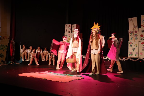 Çocuk Oyunları Şenliği “Çiçek Prenses” ile başladı<