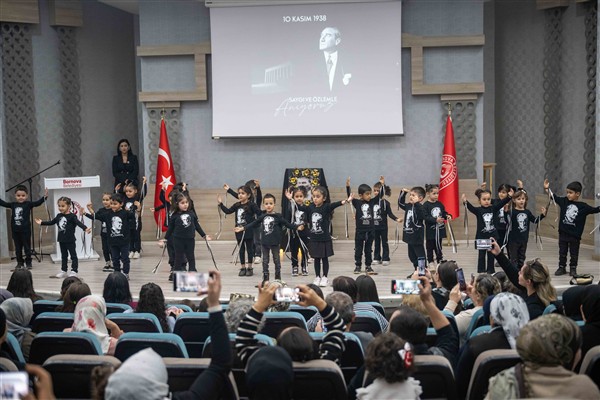 Bornova’da çocuklar Atatürk’ü andı