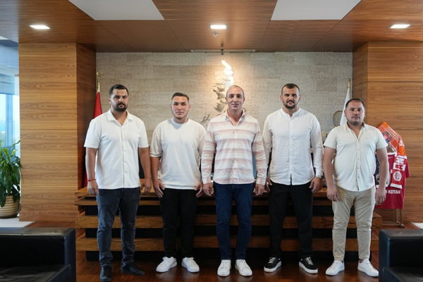 Başkan Kotan, Kırkpınar'da dereceye giren güreşçileri ödüllendirdi<